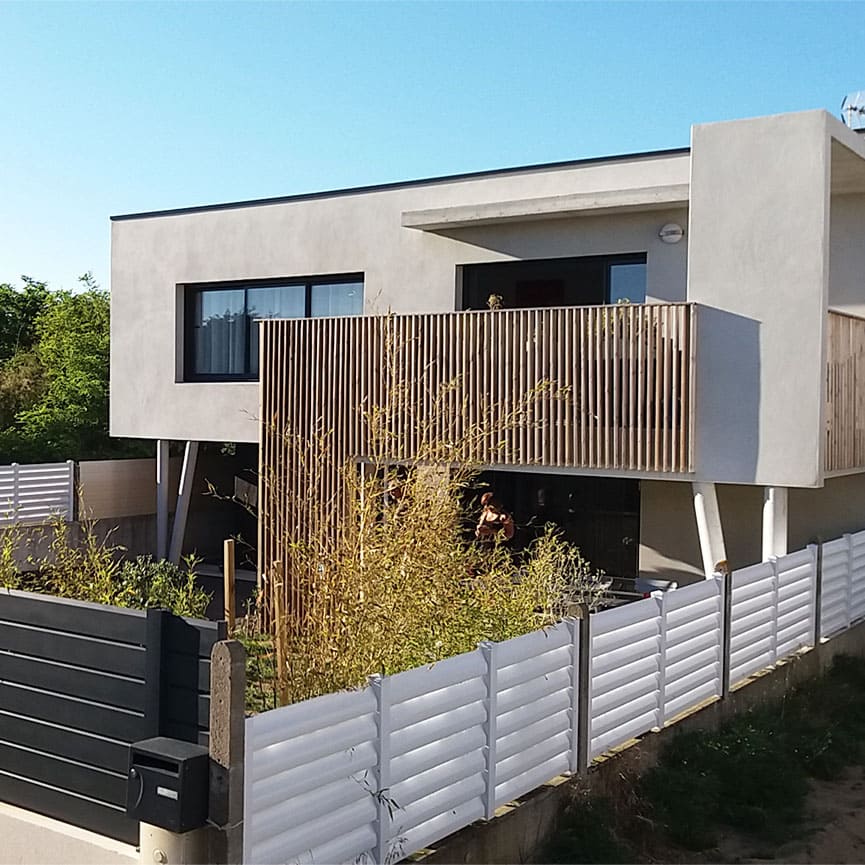 grand balcon d'une maison