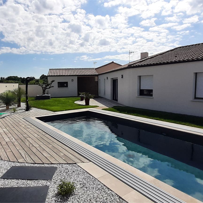 extérieur de maison avec piscine